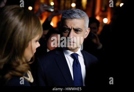 Londres, Royaume-Uni. Mar 23, 2017. Le maire de Londres Sadiq Khan est interviewé au cours d'une veillée aux chandelles à Trafalgar Square pour les victimes de l'attaque terroriste de Londres à Londres, Angleterre le 23 mars 2017. Credit : Han Yan/Xinhua/Alamy Live News Banque D'Images