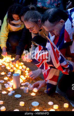 Londres, Royaume-Uni. 23 mars, 2017. Trafalgar Square. Une veille pour les victimes du 22 mars 2017 Westminster attaque terroriste Crédit : Jenny Matthews/Alamy Live News Banque D'Images