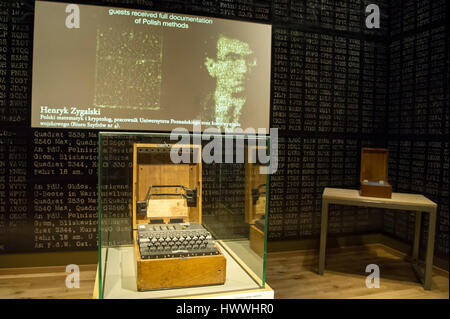 Gdansk, Pologne. 23 mars, 2017. Gdansk, Pologne. Mar 23, 2017. La machine Enigma, Allemand electro rotor mécanique de la machine de chiffrement, qui a été utilisé par l'Allemagne nazie pour la protection diplomatique et militaire, commerciale communication. Cryptologists polonaise a éclaté énigme depuis 1932. La machine Enigma est montré en musée de la Seconde Guerre mondiale. Musée a été ouverte le 23 mars 2017 à Gdansk, Pologne. Gdansk Museum est le plus grand et le plus nouveau musée en Pologne. Credit : Wojciech Stróżyk/Alamy Live News Banque D'Images