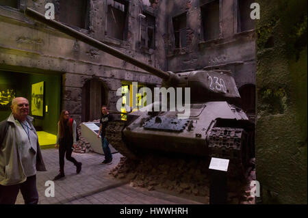 Gdansk, Pologne. 23 mars, 2017. Gdansk, Pologne. Mar 23, 2017. Fédération de réservoir T 34 en ville en ruines est montré sur l'exposition du Musée de la Seconde Guerre mondiale. Musée a été ouverte le 23 mars 2017 à Gdansk, Pologne. Gdansk Museum est le plus grand et le plus nouveau musée en Pologne. Credit : Wojciech Stróżyk/Alamy Live News Banque D'Images