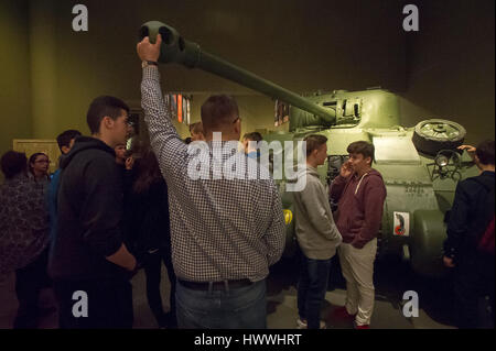 Gdansk, Pologne. 23 mars, 2017. Gdansk, Pologne. Mar 23, 2017. Les visiteurs et tank Sherman Firefly utilisé par 1re Division blindée polonaise est montré en musée de la Seconde Guerre mondiale. Musée a été ouverte le 23 mars 2017 à Gdansk, Pologne. Gdansk Museum est le plus grand et le plus nouveau musée en Pologne. Credit : Wojciech Stróżyk/Alamy Live News Banque D'Images