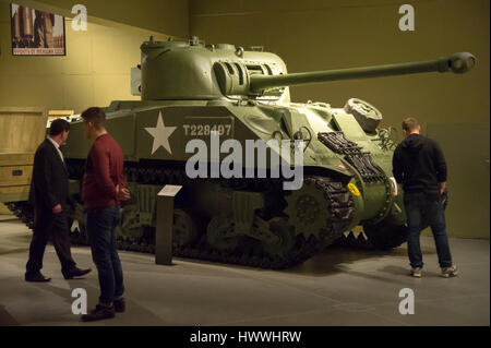 Gdansk, Pologne. 23 mars, 2017. Gdansk, Pologne. Mar 23, 2017. Les visiteurs et tank Sherman Firefly utilisé par 1re Division blindée polonaise est montré en musée de la Seconde Guerre mondiale. Musée a été ouverte le 23 mars 2017 à Gdansk, Pologne. Gdansk Museum est le plus grand et le plus nouveau musée en Pologne. Credit : Wojciech Stróżyk/Alamy Live News Banque D'Images