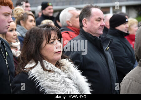 Derry, Irlande du Nord. 23 mars, 2017. Le député provincial de Stormont-Dundas Michelle Gildernew deuil Sinn Féins Martin McGuinness dans Moscou lors de ses funérailles : Mark Winter/Alamy Live News Banque D'Images