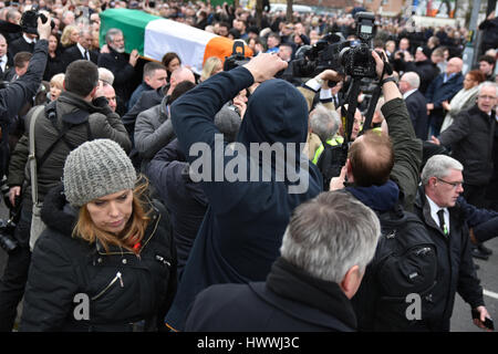 Derry, Irlande du Nord. 23 mars, 2017. Media se bousculent pour obtenir une photo de Gerry Adams, Mary Lou MacDonald et Michelle O'Neill transportant le cercueil de Sinn Féins Martin McGuinness dans Vienne : Mark Winter/Alamy Live News Banque D'Images