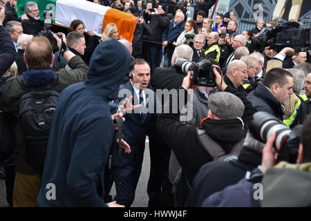 Derry, Irlande du Nord. 23 mars, 2017. Les stewards réagir lorsque les médias l'étape à l'avant et arrêter le cortège funéraire de Sinn Féins Martin McGuinness dans Vienne : Mark Winter/Alamy Live News Banque D'Images