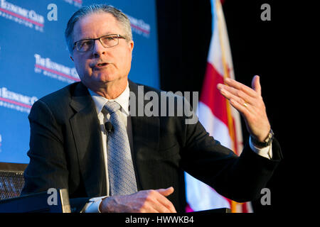 Washington DC, USA. 23 mars, 2017. John Watson, président et chef de la Chevron Corporation participe à une entrevue au cours de l'Economic Club de Washington à Washington, D.C., l'événement le 23 mars 2017. Credit : Kristoffer Tripplaar/Alamy Live News Banque D'Images