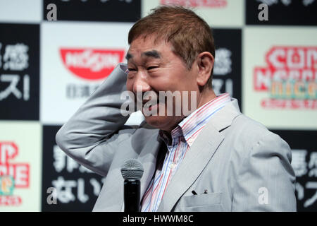 Tokyo, Japon. 24Th Mar, 2017. Dessinateur japonais Yoshikazu Ebisu assiste à la présentation de la nouvelle saveur de tasse et nouilles nouilles instantanées à Tokyo le vendredi, Mars 24, 2017. Le Nissin Foods va introduire deux nouilles instantané aromatisé de porc "source de soja crémeux' et 'fruits de mer', qui sont riches en goût mais de faible pouvoir calorifique. Credit : Yoshio Tsunoda/AFLO/Alamy Live News Banque D'Images