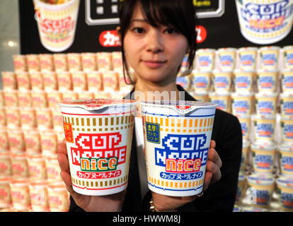 Tokyo, Japon. 24Th Mar, 2017. Le géant de nouilles instantanées Nissin Food dévoile la nouvelle saveur de deux tasse et nouilles nouilles instantanées à Tokyo le vendredi, Mars 24, 2017. Nissin Foods va mettre deux 'nouilles instantané aromatisé au soja Porc source' et 'fruits de mer' crémeux sur le marché le mois prochain, les deux ont un goût riche, mais un faible pouvoir calorifique. Credit : Yoshio Tsunoda/AFLO/Alamy Live News Banque D'Images