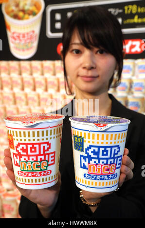 Tokyo, Japon. 24Th Mar, 2017. Le géant de nouilles instantanées Nissin Food dévoile la nouvelle saveur de deux tasse et nouilles nouilles instantanées à Tokyo le vendredi, Mars 24, 2017. Nissin Foods va mettre deux 'nouilles instantané aromatisé au soja Porc source' et 'fruits de mer' crémeux sur le marché le mois prochain, les deux ont un goût riche, mais un faible pouvoir calorifique. Credit : Yoshio Tsunoda/AFLO/Alamy Live News Banque D'Images