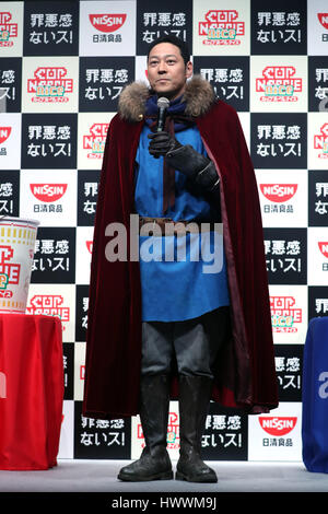 Tokyo, Japon. 24Th Mar, 2017. Le comédien japonais Koji Higashino assiste à la présentation de la nouvelle saveur de tasse et nouilles nouilles instantanées à Tokyo le vendredi, Mars 24, 2017. Le Nissin Foods va introduire deux nouilles instantané aromatisé de porc "source de soja crémeux' et 'fruits de mer', qui sont riches en goût mais de faible pouvoir calorifique. Credit : Yoshio Tsunoda/AFLO/Alamy Live News Banque D'Images