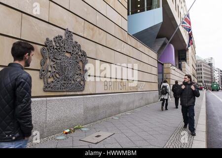 Berlin, Berlin, Allemagne. Mar 23, 2017. Passer les piétons en font de l'Ambassade britannique au centre de Berlin après une attaque terroriste présumé à Londres, où au moins quatre personnes ont été tuées. Plusieurs piétons heurtés par une voiture sur le pont de Westminster, un policier a été poignardé dans les chambres du Parlement par un attaquant, qui a été tué par la police. Crédit : Jan Scheunert/ZUMA/Alamy Fil Live News Banque D'Images