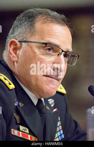 Washington, Us. Mar 23, 2017. Général Curtis M. Scaparrotti, Commander, U.S. European Command/Commandant suprême des forces alliées en Europe, témoigne devant le comité du Sénat américain sur les services armés sur l 'US European Command' sur la colline du Capitole à Washington, DC le jeudi 23 mars, 2017. Credit : Ron Sachs/CNP - AUCUN FIL SERVICE - Photo : Ron Sachs/consolidé/dpa/Alamy Live News Banque D'Images