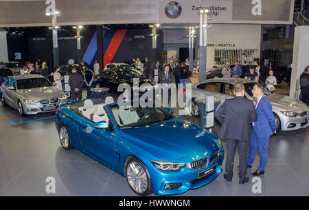 Belgrade, Serbie. Mar 23, 2017. Personnes visitent le 53e Salon de l'automobile de Belgrade, Belgrade, Serbie, le 23 mars 2017. Le 53e Salon de l'automobile de Belgrade avec 34 marques automobiles sur l'affichage est ouverte à la Foire de Belgrade jeudi. Credit : Nemanja Cabric/Xinhua/Alamy Live News Banque D'Images