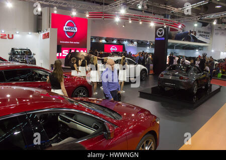 Belgrade, Serbie. Mar 23, 2017. Personnes visitent le 53e Salon de l'automobile de Belgrade, Belgrade, Serbie, le 23 mars 2017. Le 53e Salon de l'automobile de Belgrade avec 34 marques automobiles sur l'affichage est ouverte à la Foire de Belgrade jeudi. Credit : Nemanja Cabric/Xinhua/Alamy Live News Banque D'Images