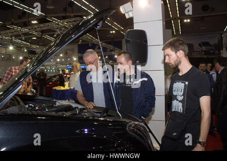 Belgrade, Serbie. Mar 23, 2017. Les visiteurs regarder une voiture modèle au cours du 53ème Salon de l'automobile de Belgrade, Belgrade, Serbie, le 23 mars 2017. Le 53e Salon de l'automobile de Belgrade avec 34 marques automobiles sur l'affichage est ouverte à la Foire de Belgrade jeudi. Credit : Nemanja Cabric/Xinhua/Alamy Live News Banque D'Images