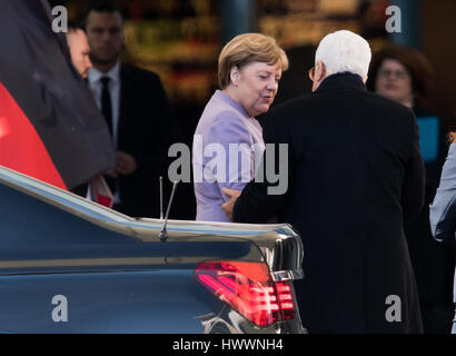 Berlin, Allemagne. 24Th Mar, 2017. La chancelière allemande Angela Merkel (CDU) se félicite de l, le président de la Palestine Mahmoud Abbas à la chancellerie à Berlin, Allemagne, 24 mars 2017. Photo : Bernd von Jutrczenka/dpa/Alamy Live News Banque D'Images