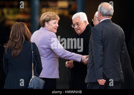 Berlin, Allemagne. 24Th Mar, 2017. La chancelière allemande Angela Merkel (CDU) se félicite de l, le président de la Palestine Mahmoud Abbas et sa délégation à la chancellerie à Berlin, Allemagne, 24 mars 2017. Photo : Bernd von Jutrczenka/dpa/Alamy Live News Banque D'Images