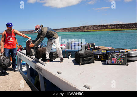 Chargé des bagages sur les ferries entre l'Équateur et ses îles de Baltra et Santa Cruz (Galapagos). Prise le 19.10.2016. Reinhard Kaufhold/dpa-Zentralbild/ZB | conditions dans le monde entier Banque D'Images