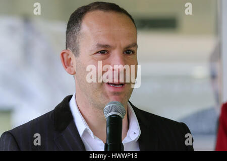 Olympia Londres, Royaume-Uni. 24Th Mar, 2017. Martin Lewis. Katie Piper, Fred Sirieix et Martin Lewis l'ouverture officielle de l'Ideal Home Show parrainé par Zoopla à l'Olympia de Londres. Les célébrités prendre part au lancement l'Ideal Home Show. Credit : Dinendra Haria/Alamy Live News Banque D'Images