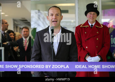 Olympia Londres, Royaume-Uni. 24Th Mar, 2017. Martin Lewis. Katie Piper, Fred Sirieix et Martin Lewis l'ouverture officielle de l'Ideal Home Show parrainé par Zoopla à l'Olympia de Londres. Les célébrités prendre part au lancement l'Ideal Home Show. Credit : Dinendra Haria/Alamy Live News Banque D'Images