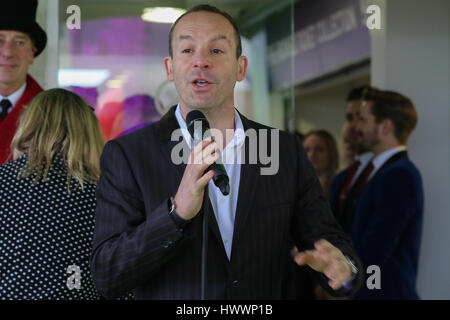 Olympia Londres, Royaume-Uni. 24Th Mar, 2017. Martin Lewis. Katie Piper, Fred Sirieix et Martin Lewis l'ouverture officielle de l'Ideal Home Show parrainé par Zoopla à l'Olympia de Londres. Les célébrités prendre part au lancement l'Ideal Home Show. Credit : Dinendra Haria/Alamy Live News Banque D'Images