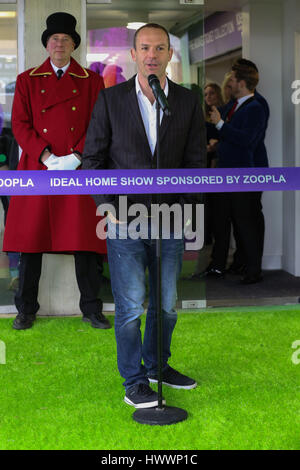 Olympia Londres, Royaume-Uni. 24Th Mar, 2017. Martin Lewis. Katie Piper, Fred Sirieix et Martin Lewis l'ouverture officielle de l'Ideal Home Show parrainé par Zoopla à l'Olympia de Londres. Les célébrités prendre part au lancement l'Ideal Home Show. Credit : Dinendra Haria/Alamy Live News Banque D'Images