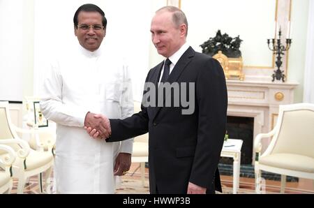 Moscou, Russie. Mar 23, 2017. Le président russe Vladimir Poutine salue le président du Sri Lanka, Maithripala Sirisena une réunion au Kremlin, le 23 mars 2017 à Moscou, Russie. Credit : Planetpix/Alamy Live News Banque D'Images