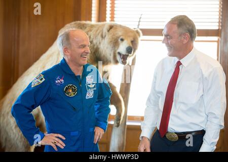 Washington, États-Unis d'Amérique. Mar 23, 2017. Le secrétaire américain de l'intérieur Ryan Zinke, droite, parle avec l'astronaute de la NASA Jeff Williams lors d'une visite au ministère de l'Intérieur des États-Unis, le 23 mars 2017 à Washington, DC. Williams a servi des expéditions 47 et 48 et fixer le record pour le plus de jours dans l'espace avec un total de 534 jours. Credit : Planetpix/Alamy Live News Banque D'Images