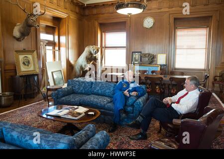 Washington, États-Unis d'Amérique. Mar 23, 2017. Le secrétaire américain de l'intérieur Ryan Zinke, droite, parle avec l'astronaute de la NASA Jeff Williams lors d'une visite au ministère de l'Intérieur des États-Unis, le 23 mars 2017 à Washington, DC. Williams a servi des expéditions 47 et 48 et fixer le record pour le plus de jours dans l'espace avec un total de 534 jours. Credit : Planetpix/Alamy Live News Banque D'Images