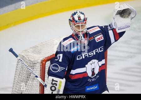 Berlin, Allemagne. Mar 19, 2017. Gardien de Berlin Petri Vehanen en action au cours de la ronde de championnat match de quart de finale entre l'Eisbaeren Berlin et Adler Mannheim de la Mercedes-Benz Arena de Berlin, Allemagne, 19 mars 2017. Photo : Soeren Stache/dpa/Alamy Live News Banque D'Images