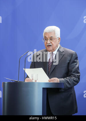 Berlin, Allemagne. 24Th Mar, 2017. Le président palestinien Mahmoud Abbas en visite assiste à une conférence de presse conjointe avec la Chancelière allemande Angela Merkel (pas dans le photo) à Berlin, capitale de l'Allemagne, le 24 mars 2017. Credit : Shan Yuqi/Xinhua/Alamy Live News Banque D'Images