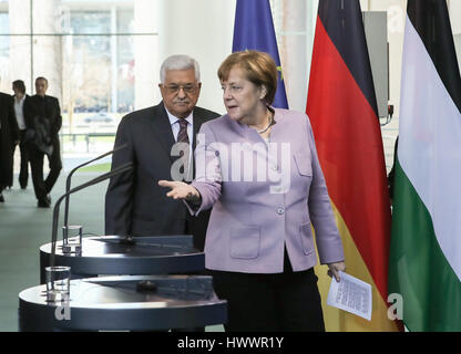 Berlin, Allemagne. 24Th Mar, 2017. La chancelière allemande Angela Merkel (avant) et le président palestinien Mahmoud Abbas en visite arrivent pour une conférence de presse commune à Berlin, capitale de l'Allemagne, le 24 mars 2017. Credit : Shan Yuqi/Xinhua/Alamy Live News Banque D'Images