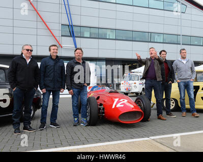 Circuit de Silverstone, le Northamptonshire, Angleterre. Mar 23, 2017. Prenant part à la Celebrity Challenge trophée à la Silverstone Classic en juillet, de G à D : Motorcyclist Wayne Gardner, un motocycliste Freddie Spencer, présentatrice TV Charley Boorman, pilote de course et présentatrice TV Tim Neeedell rameur, Mark Hunter, constructeur de voiture et présentatrice TV Ant Anstead. Circuit de Silverstone, Northamtonshire, UK. Credit : Denis Kennedy/Alamy Live News Banque D'Images