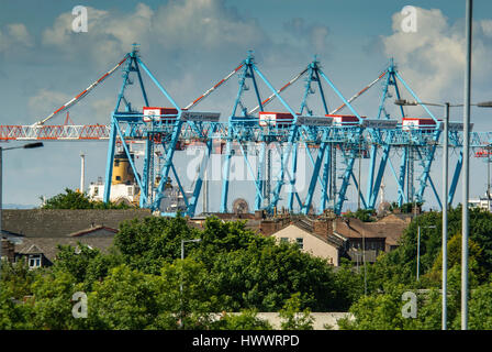 Grues à quai massif au Seaforth container terminal Liverpool. Banque D'Images