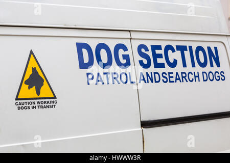 L'article chien chiens de patrouille et de recherche, l'attention des chiens de travail en transit signe sur le côté de la camionnette blanche Banque D'Images