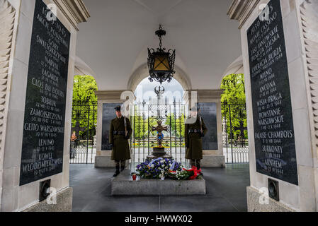 Garde d'honneur de la Tombe du Soldat inconnu monument, situé sur une Place Pilsudski à Varsovie, Pologne Banque D'Images