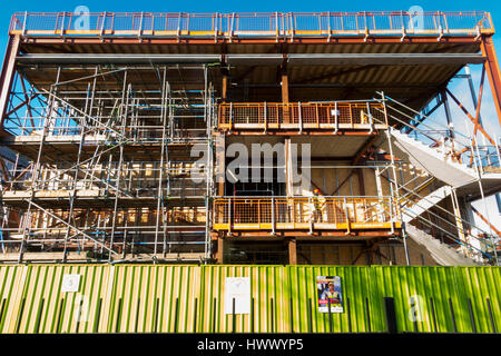 Extension de l'école / cadre d'acier / bâtiment en cours de construction / assemblées / construit sur un site de construction avec soleil et ciel bleu. Royaume-uni (86) Banque D'Images