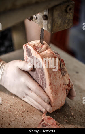 Découpage de la viande de boeuf est boucher sur artiglio par store Banque D'Images