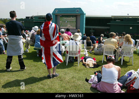 FANS REGARDER SUR GRAND ÉCRAN DE WIMBLEDON LONDRES SW19 25 Juin 2002 Banque D'Images