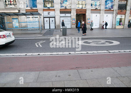 Location Lane dans le centre de Madrid à la Puerta del Sol Banque D'Images