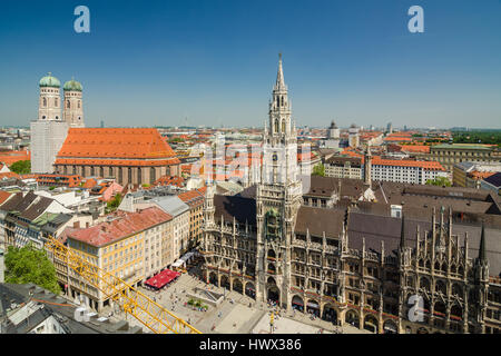 MUNICH, ALLEMAGNE - le 7 juin 2016 : vue panoramique de la place Marienplatz est une place centrale dans le centre-ville de Munich, Allemagne. Banque D'Images