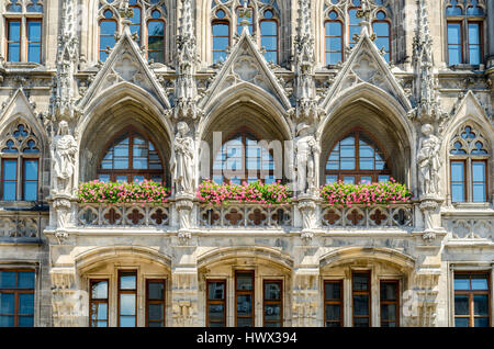 Le nouvel hôtel de ville est un hôtel de ville à la partie nord de Marienplatz à Munich, Bavière, Allemagne. Banque D'Images