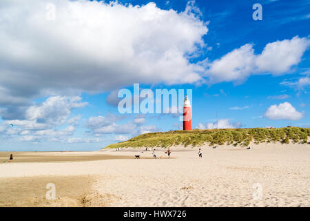 Plage avec les gens et phare de De Koog, sur l'île Texel, Hollande du Nord, Pays-Bas Banque D'Images