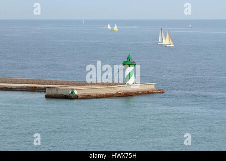 Balise sur la jetée et de yachts en mer Banque D'Images