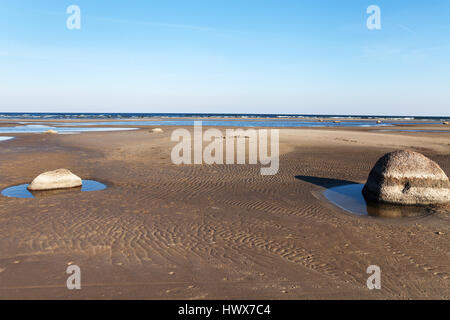 L'eau basse dans le golfe de Riga, en mer Baltique. Banque D'Images