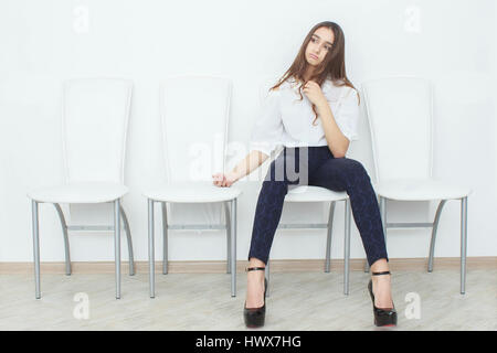 Femme somnolence dans loft bureau chambre intérieure du bras et la femme outstretch part couvrir sa bouche pour les gens de la bouche fatigue ou d'ennuyer le temps de détente et de repos Banque D'Images