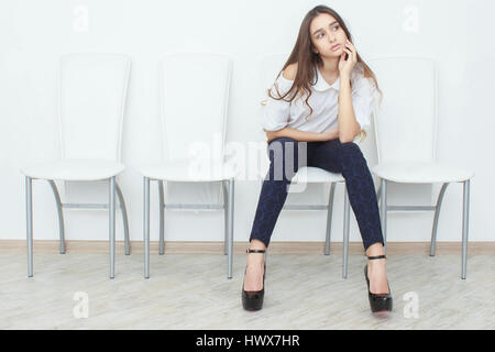 Femme somnolence dans loft bureau chambre intérieure du bras et la femme outstretch part couvrir sa bouche pour les gens de la bouche fatigue ou d'ennuyer le temps de détente et de repos Banque D'Images