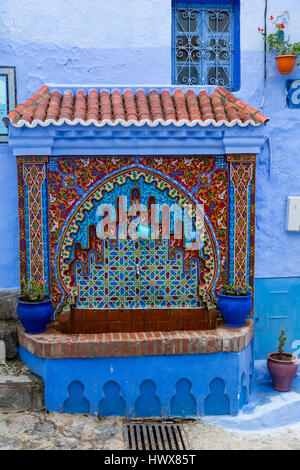 Chefchaouen, Maroc. Fonction d'un robinet d'eau dans la Médina décorée de motifs géométriques et floraux. Banque D'Images