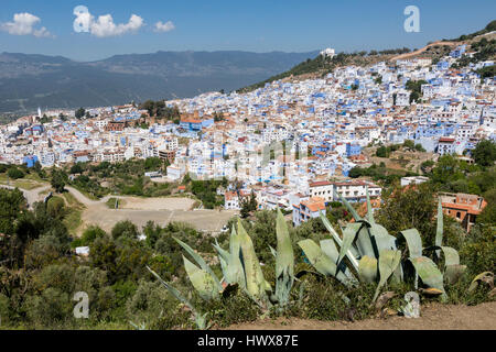 Chefchaouen, Maroc. Vue de la ville depuis le sentier menant à la mosquée 'Spanish.' Rif dans l'arrière-plan. Banque D'Images