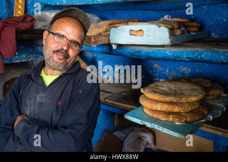 Chefchaouen, Maroc. Ville Baker, dans la médina. Banque D'Images